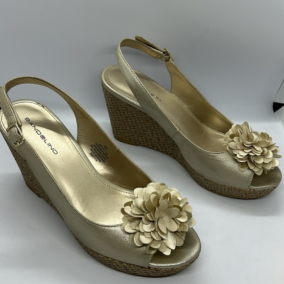 Bandolino Prewoned Champagne Floral Wedge Sandals - Picture 2 of 12